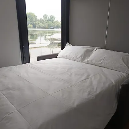 Botel Diamond Bigigio House Boat *