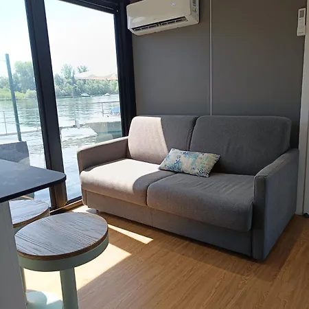 Botel Diamond Bigigio House Boat *