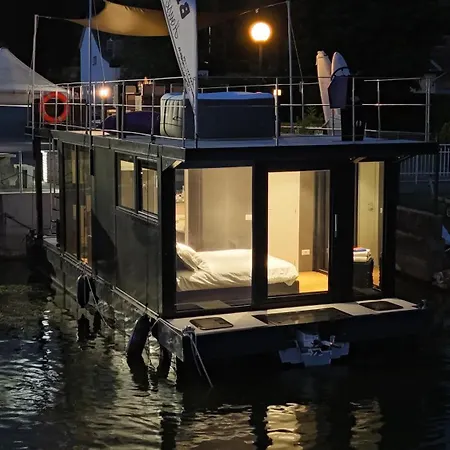 Botel Diamond Bigigio House Boat