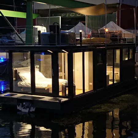 Diamond Bigigio House Boat Botel *