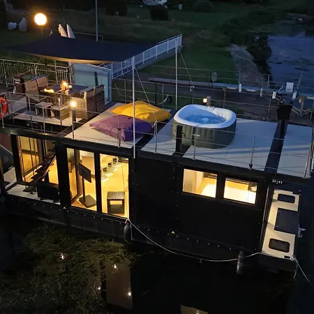 Diamond Bigigio House Boat Botel Lisanza