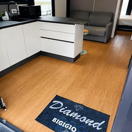 Diamond Bigigio House Boat Lisanza