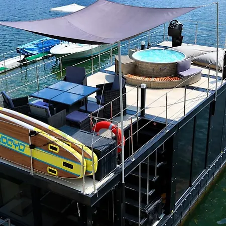 Diamond Bigigio House Boat Botel *