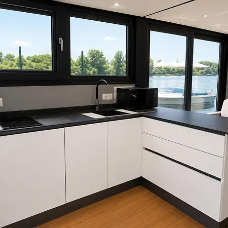 Botel Diamond Bigigio House Boat Lisanza