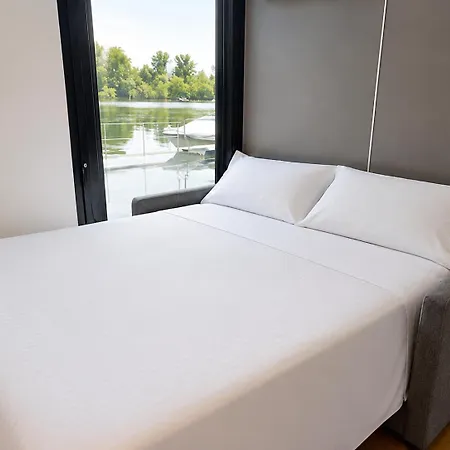 Botel Diamond Bigigio House Boat