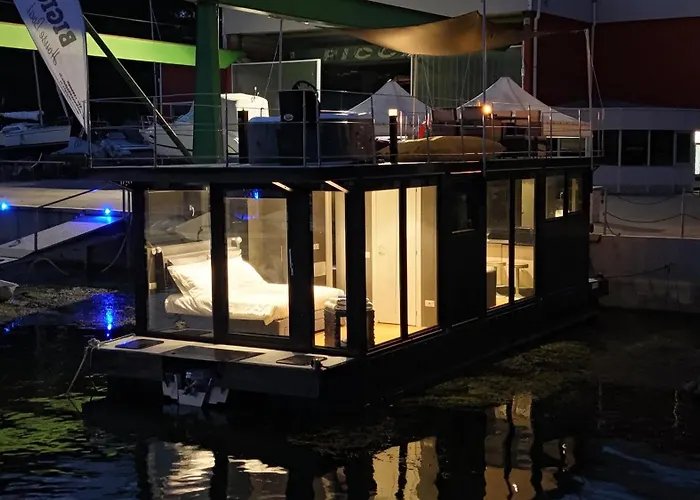 Diamond Bigigio House Boat 船上ホテル *